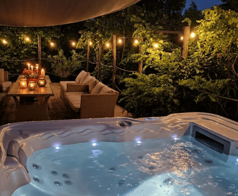 Chillinn Bikavér Cottage jakuzzis, esti terasz kivilágítva