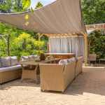 Chillinn Bikavér Cottage Eger nyári terasz asztal és jakuzzi