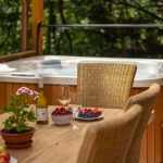 Chillinn Csillag Cottage jakuzzi gyümölcsökkel az asztalon