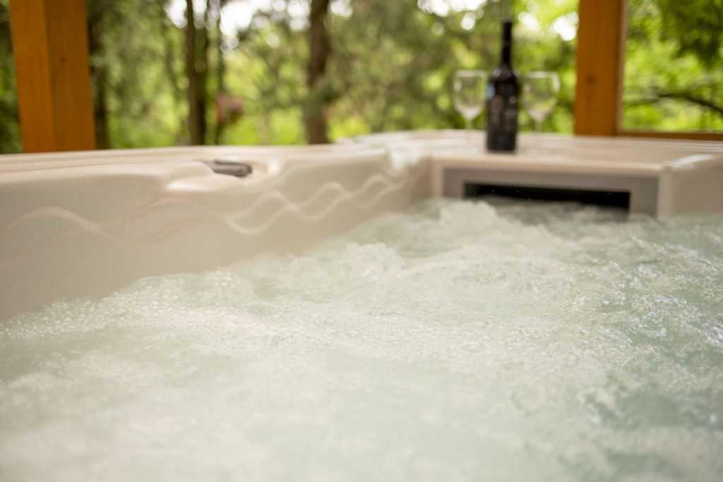Chillinn Eger Cottages jakuzzi
