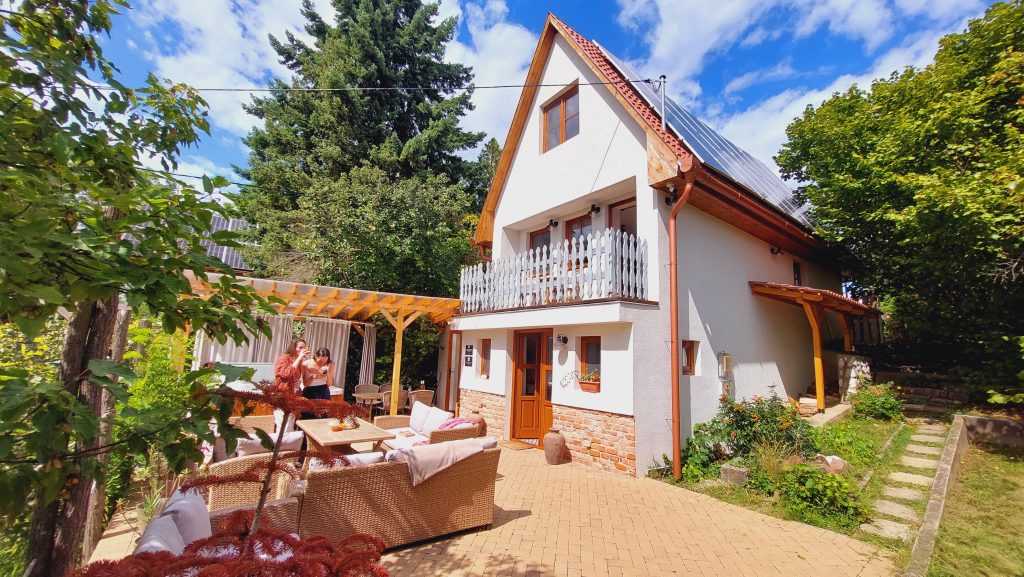 Chillinn Bikavér Cottage külsó teljes vendégház