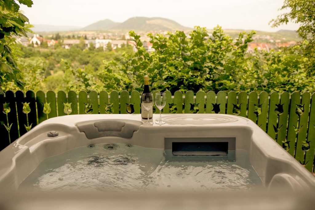 Chillinn Rosé Cottage terasz jakuzzival és borral